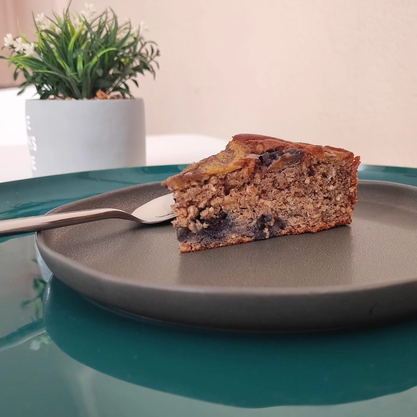 Torta de banano y arándanos